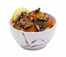 Теплый салат с лососем и грибами шиитаке
