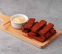 Чесночные гренки с сырным соусом