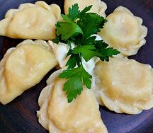 Вареники с сыром сулугуни, помидором и базиликом