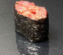 Гункан с тунцом спайси