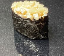 Гункан с кальмаром спайси