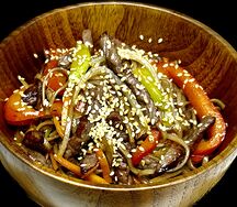 Вок с гречневой лапшой соба и курицей