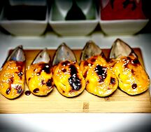 Запеченные мидии в ракушках с японским соусом спайси