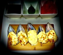 Запеченные мидии в ракушках под чесночно-сырным соусом