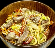 Вок с яичной лапшой рамен и курицей