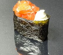 Гункан с лососем и сыром