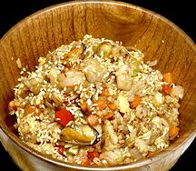 Тяхан с морепродуктами, овощами и яйцом