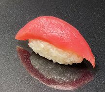 Суши с тунцом