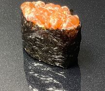 Гункан с лососем спайси