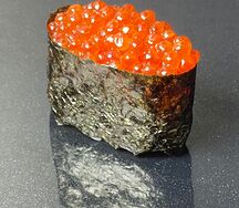 Гункан с икрой лосося