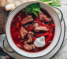 Борщ с салом, чесноком и гренками