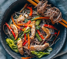 Вок с гречневой лапшой и курицей