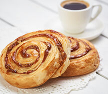 Улитка с кремом и изюмом