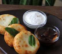 Сырники с джемом и сметаной