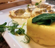 Куриные медальоны с грибами под сливочным соусом с пюре