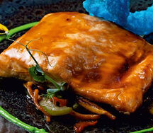 Стейк из форели с овощами Wok