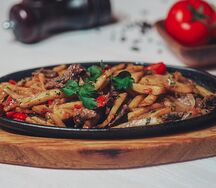 Картофель жаренный с овощами и телятиной