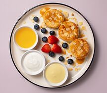 Сырники с ягодами и соусом манго