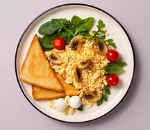 Скрэмбл с грибами, сливочным сыром и тостами