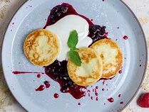 Сырники с джемом и сметаной