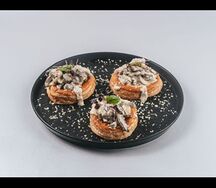 Томленная телятина на блинчиках