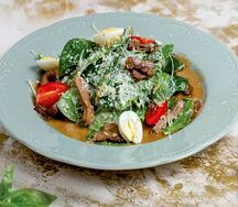 Теплый салат с кусочками говядины и говяжьим языком