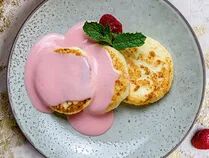 Сырники с клубнично-заварным соусом