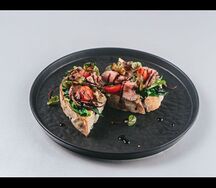 Брускетта с ростбифом