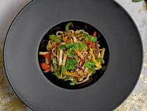 Жареная лапша удон с говядиной и овощами