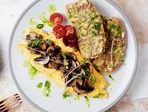 Омлет с грибами и соусом гуакамоле
