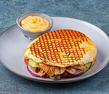 Шаурма с соусом 1000 островов в пите