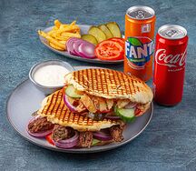 Шаурма в пите для двоих на тарелке