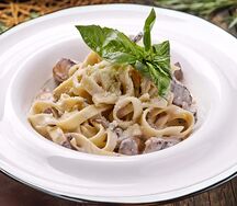 Феттуччине с грибами и курицей