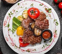 Медальоны с овощами и соусом сальса