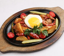 Альпийская сковородка с колбасками