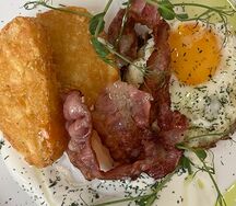 Картофельные драники, бекон, глазунья, сметана