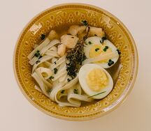 Куриный бульон с лапшой и яйцом