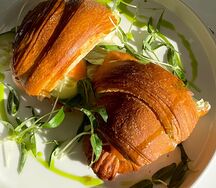 Круассан с лососем, творожным сыром и огурцом