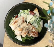 Салат Цезарь с курицей