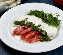 Салат Капрезе с моцареллой, рукколой и соусом песто