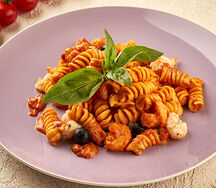 Фузилли с креветками в томатно-сливочном соусе