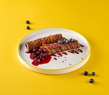 Шоколадные блины с кремом пломбир, шоколадным соусом и ягодами
