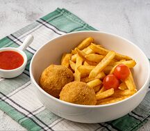 Митболы куриные и картофель фри с кетчупом