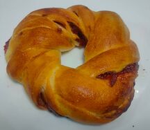 Булочка с малиной