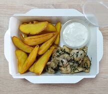 Курица с картофелем и соусом