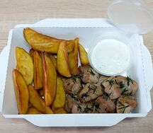 Свинина с картофелем и соусом