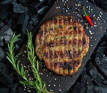 Абхазури по-грузински на огне в cвинoй сетке, запечённый на мангале