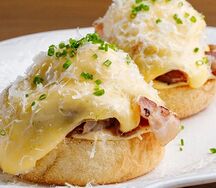 Eggs Benedict, бекон унаги, маффин