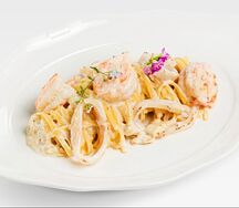 Лингвини с морепродуктами в сливочном соусе