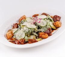 Теплый салат с куриной печенью и соусом Айоли